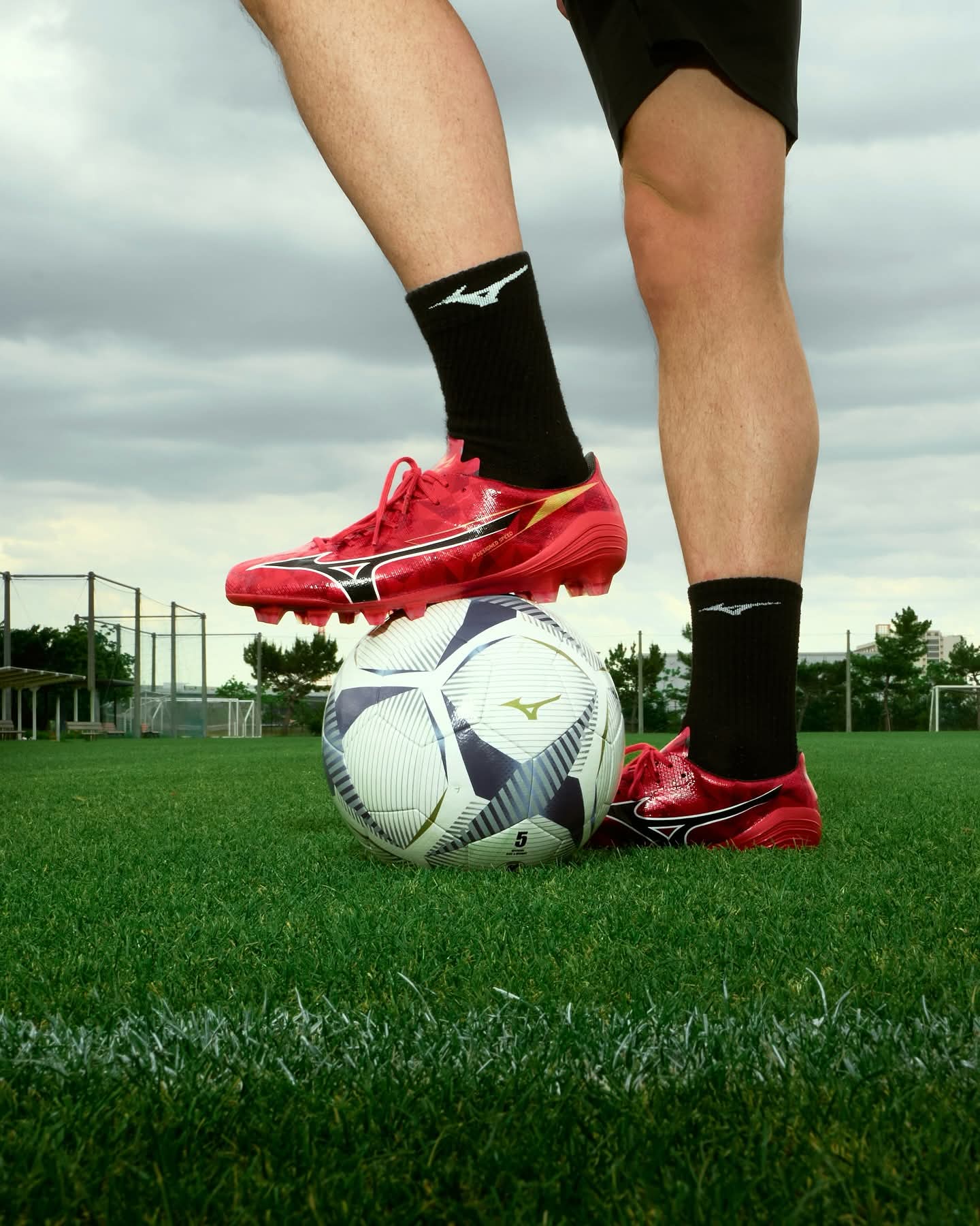 MORELIA ALPHA II  FG (40th RED/BLACK/GOLD)